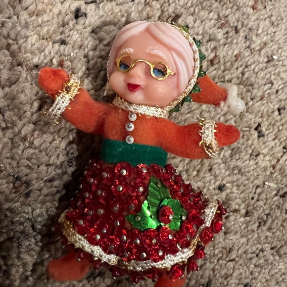 Festive Santa and Mrs. Claus Beaded Ornaments - Picture 3 of 4